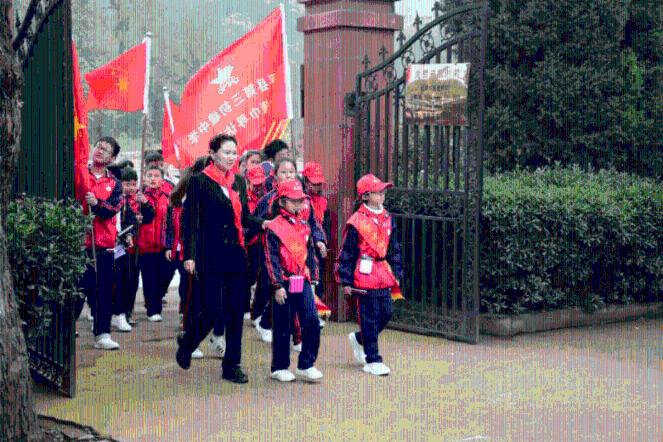 探索擦皮鞋时,滴上一滴醋,为什么皮鞋会看起来光亮持久?社区|擦皮鞋时,滴上一滴醋,为什么皮鞋会看起来光亮持久?红迪网平台
